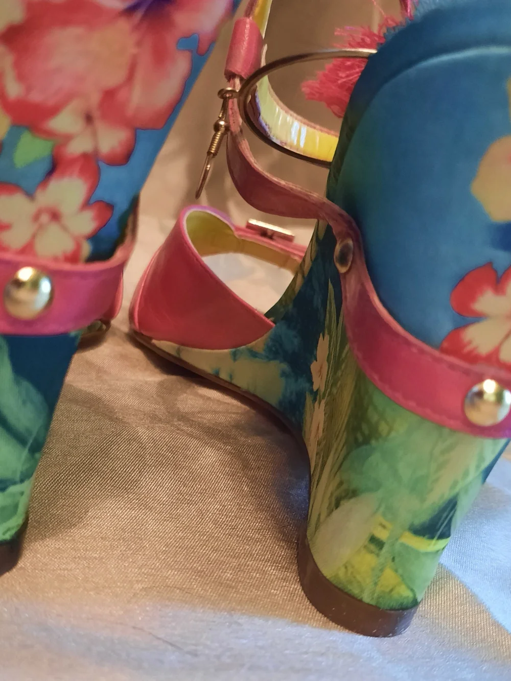 Antonio Melani Hot Pink Floral Patent Lthr Sandals w/buckle, Strap, and Stud Dtl